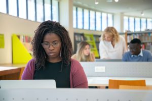 Imagem de destaque para post sobre assinatura eletrônica em matrícula escolar no Blog Assinei. (Foto: Kampus Productions | Pexels)