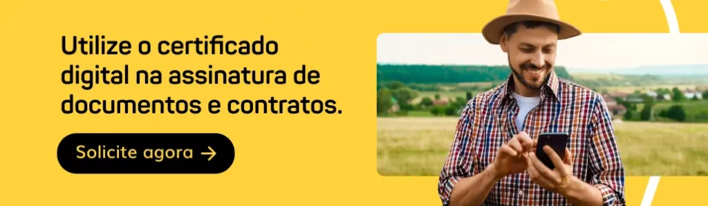 Banner CTA com redirecionamento para página de solicitação de demonstração da Assinei. Descrição da imagem: homem branco sorri enquanto olha para o celular. Ao fundo, uma paisagem rural. Texto da imagem: Utilize o certificado digital na assinatura de documentos e contratos. Solicite agora.