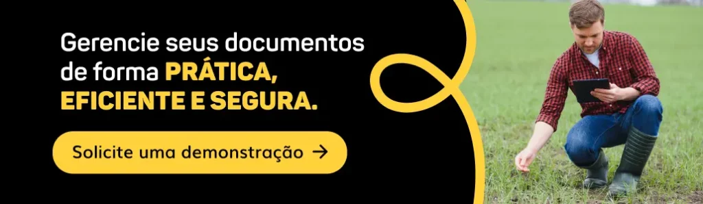 Banner CTA com redirecionamento para página de solicitação de demonstração da Assinei. Descrição da imagem: homem no campo olha para tablet.Texto da imagem: Gerencie seus documentos de forma prática, eficiente e segura. Solicite uma demonstração.