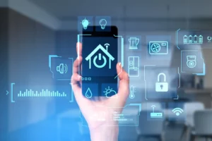 Imagem de destaque para artigo no Blog Assinei sobre Internet das Coisas | Descrição da imagem: Mão de uma mulher segurando um smartphone com um aplicativo de smart home aberto na tela, para representar o conceito de Internet das Coisas (IoT, na sigla em inglês) | Créditos: Shutterstock